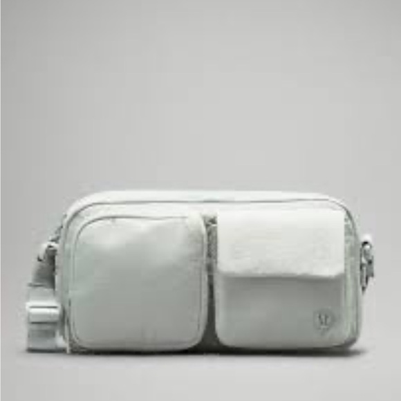 Lululemon Multi-Pocket Crossbody Bag 2.5l - Picture 6 of 9
